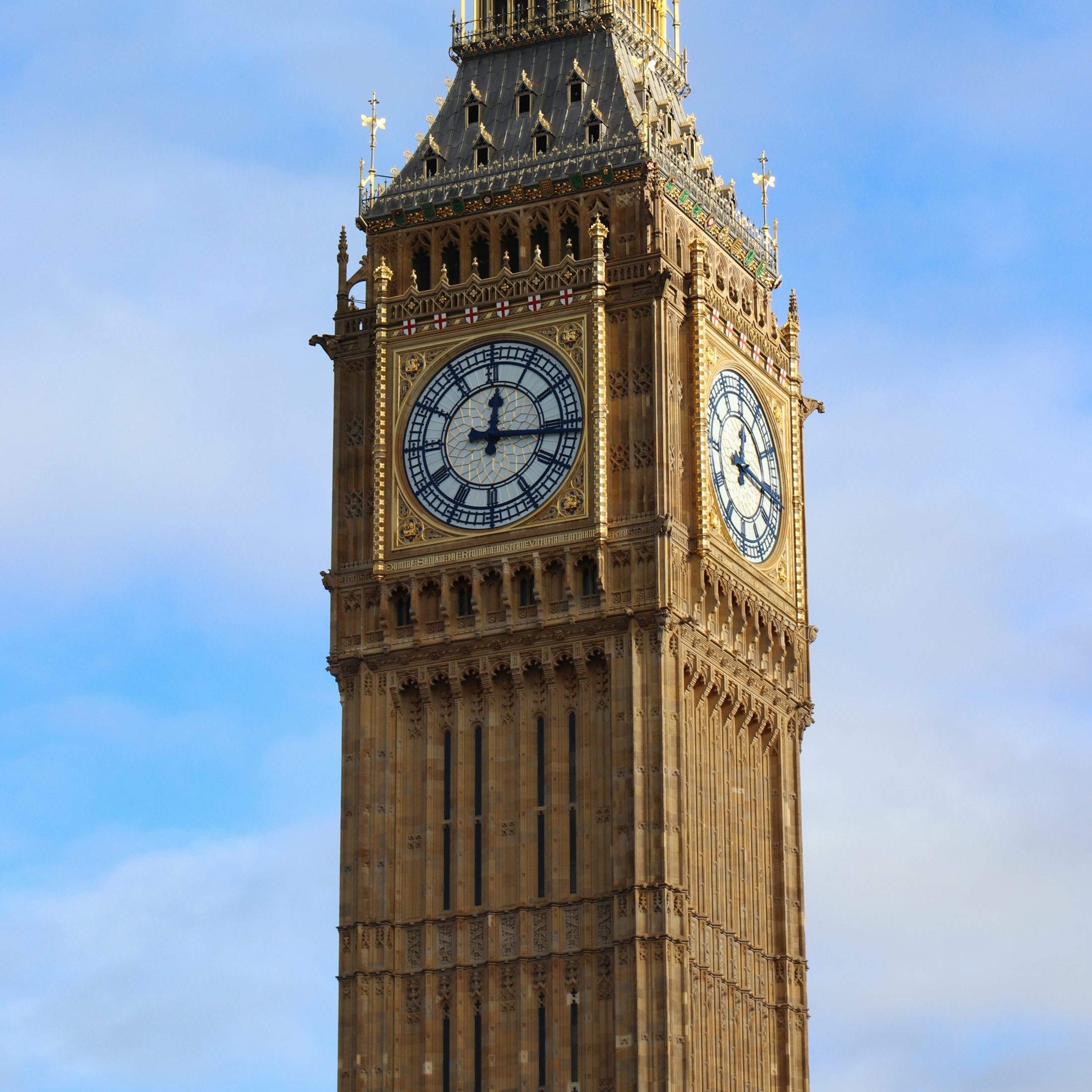 Big Ben in London unter blauem Himmel